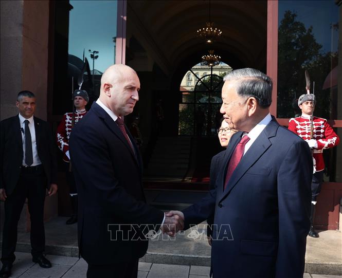 Tổng thống Bulgaria Rumen Radev tiễn Tổng Bí thư Tô Lâm. Ảnh: Thống Nhất – TTXVN