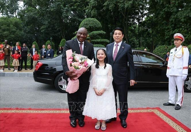 Chủ tịch nước Lương Cường và Tổng thống Nam Phi Matamela Cyril Ramaphosa với thiếu nhi Thủ đô Hà Nội. Ảnh: Lâm Khánh - TTXVN