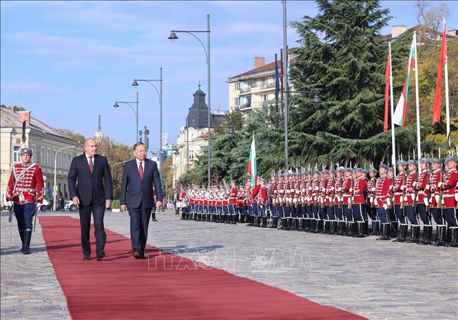 Party General Secretary To Lam and President Rumen Radev review the honour guards. VNA Photo: Thống Nhất