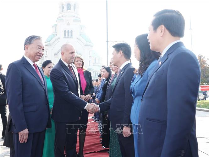 Tổng Bí thư Tô Lâm giới thiệu thành viên đoàn Việt Nam với Tổng thống Bulgaria Rumen Radev. Ảnh: Thống Nhất – TTXVN