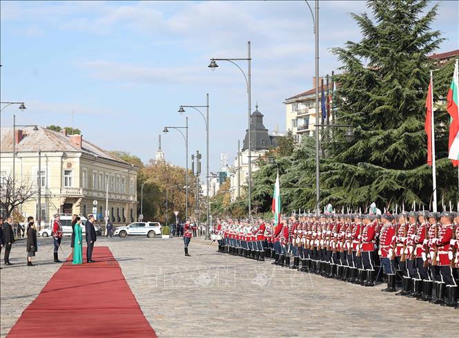 An official welcome ceremony for Party General Secretary To Lam, his spouse, and a high-ranking Vietnamese delegation, takes place on October 23 in Sofia, Bulgaria. VNA Photo: Thống Nhất