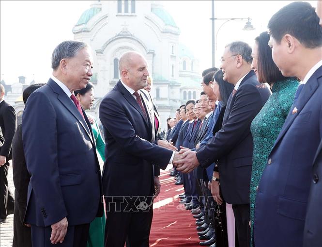 Tổng Bí thư Tô Lâm giới thiệu thành viên đoàn Việt Nam với Tổng thống Bulgaria Rumen Radev. Ảnh: Thống Nhất – TTXVN