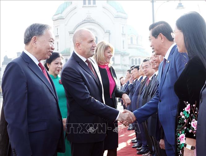 Tổng Bí thư Tô Lâm giới thiệu thành viên đoàn Việt Nam với Tổng thống Bulgaria Rumen Radev. Ảnh: Thống Nhất – TTXVN