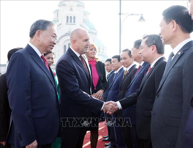 Tổng Bí thư Tô Lâm giới thiệu thành viên đoàn Việt Nam với Tổng thống Bulgaria Rumen Radev. Ảnh: Thống Nhất – TTXVN