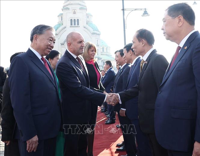 Tổng Bí thư Tô Lâm giới thiệu thành viên đoàn Việt Nam với Tổng thống Bulgaria Rumen Radev. Ảnh: Thống Nhất – TTXVN