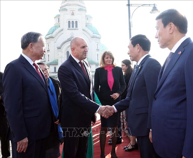 Tổng Bí thư Tô Lâm giới thiệu thành viên đoàn Việt Nam với Tổng thống Bulgaria Rumen Radev. Ảnh: Thống Nhất – TTXVN