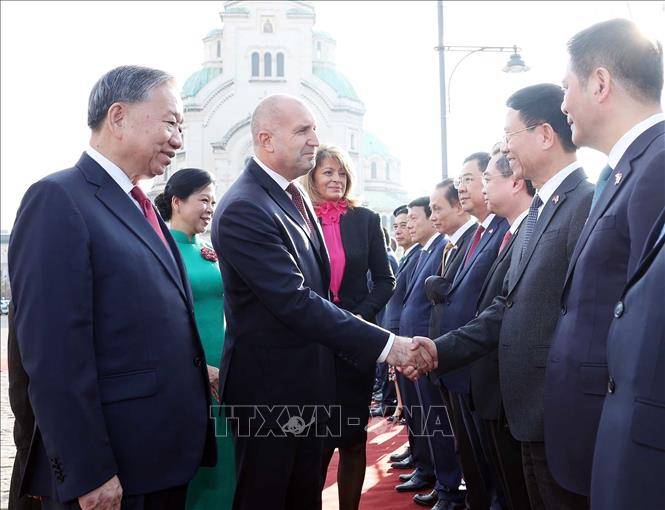 Tổng Bí thư Tô Lâm giới thiệu thành viên đoàn Việt Nam với Tổng thống Bulgaria Rumen Radev. Ảnh: Thống Nhất – TTXVN