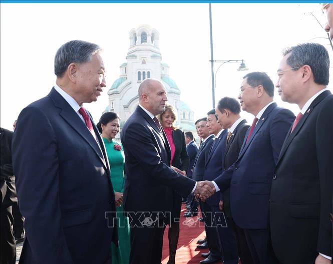 Tổng Bí thư Tô Lâm giới thiệu thành viên đoàn Việt Nam với Tổng thống Bulgaria Rumen Radev. Ảnh: Thống Nhất – TTXVN