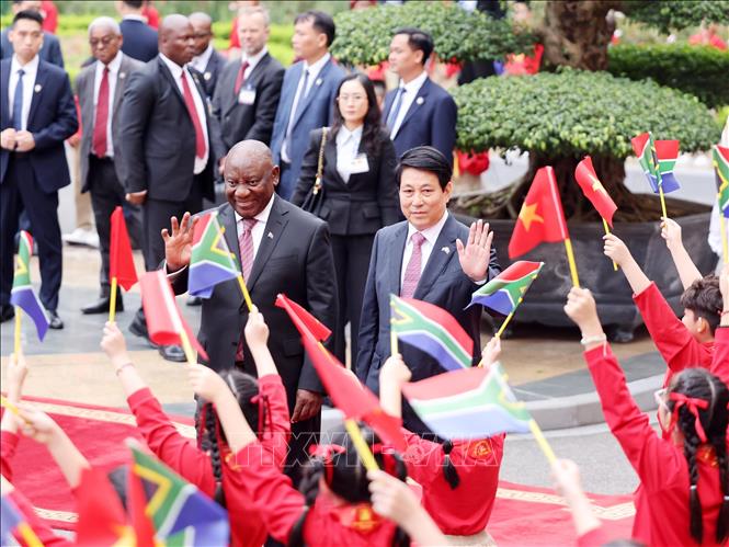 Chủ tịch nước Lương Cường đón Tổng thống Nam Phi Matamela Cyril Ramaphosa. Ảnh: Lâm Khánh - TTXVN