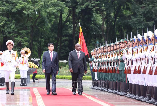 Chủ tịch nước Lương Cường và Tổng thống Nam Phi Matamela Cyril Ramaphosa duyệt Đội danh dự Quân đội nhân dân Việt Nam. Ảnh: Lâm Khánh - TTXVN