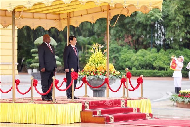 Chủ tịch nước Lương Cường và Tổng thống Nam Phi Matamela Cyril Ramaphosa trên bục danh dự, nghe Quân nhạc cử Quốc thiều hai nước. Ảnh: Lâm Khánh - TTXVN