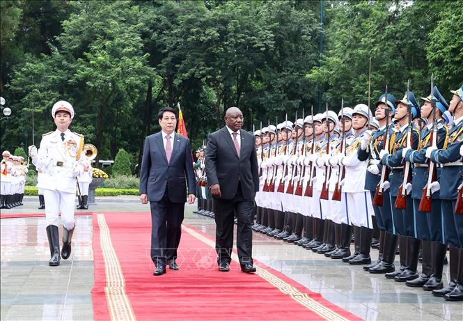 Chủ tịch nước Lương Cường và Tổng thống Nam Phi Matamela Cyril Ramaphosa duyệt Đội danh dự Quân đội nhân dân Việt Nam. Ảnh: Lâm Khánh - TTXVN