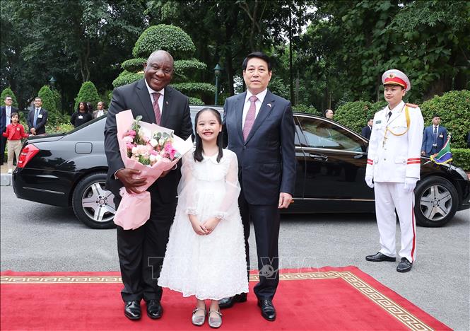 Chủ tịch nước Lương Cường đón Tổng thống Nam Phi Matamela Cyril Ramaphosa. Ảnh: Lâm Khánh - TTXVN