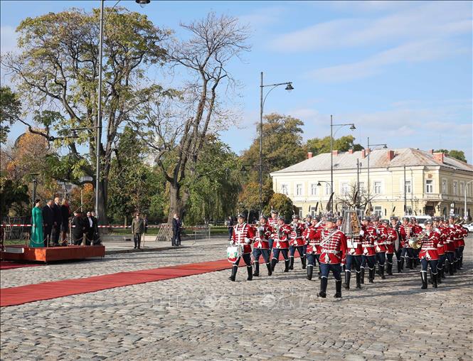 An official welcome ceremony for Party General Secretary To Lam, his spouse, and a high-ranking Vietnamese delegation, takes place on October 23 in Sofia, Bulgaria. VNA Photo: Thống Nhất