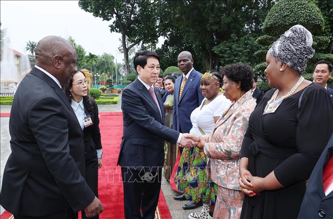Tổng thống Matamela Cyril Ramaphosa giới thiệu thành viên đoàn Nam Phi với Chủ tịch nước Lương Cường. Ảnh: Lâm Khánh – TTXVN