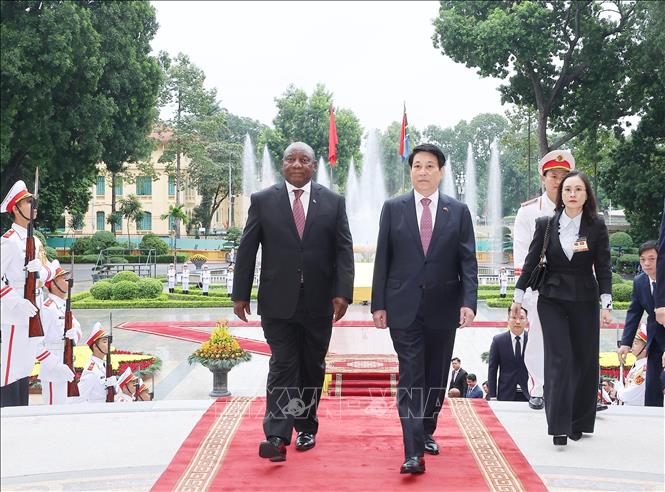 Chủ tịch nước Lương Cường đón Tổng thống Nam Phi Matamela Cyril Ramaphosa tại Phủ Chủ tịch. Ảnh: Lâm Khánh - TTXVN