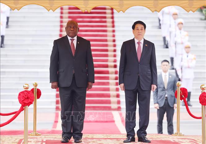 Chủ tịch nước Lương Cường và Tổng thống Nam Phi Matamela Cyril Ramaphosa trên bục danh dự, nghe Quân nhạc cử Quốc thiều hai nước. Ảnh: Lâm Khánh - TTXVN