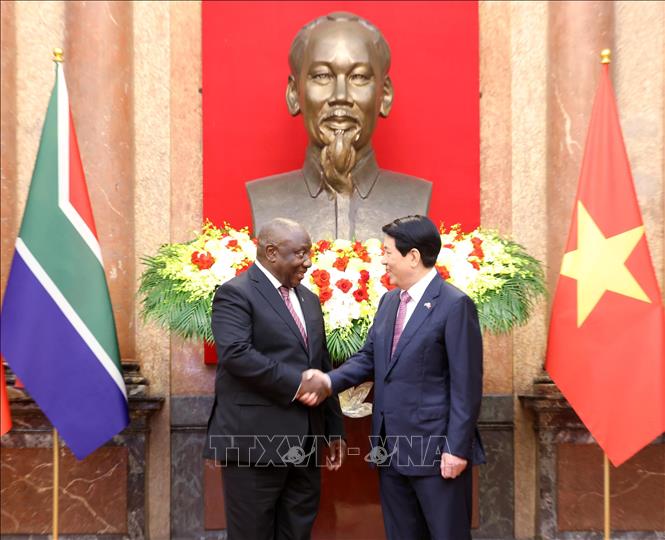 Chủ tịch nước Lương Cường và Tổng thống Nam Phi Matamela Cyril Ramaphosa chụp ảnh chung. Ảnh: Lâm Khánh - TTXVN