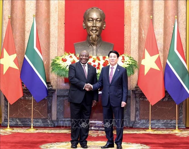 Chủ tịch nước Lương Cường và Tổng thống Nam Phi Matamela Cyril Ramaphosa chụp ảnh chung. Ảnh: Lâm Khánh - TTXVN