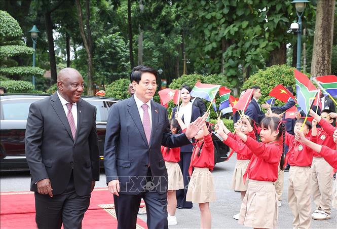 Chủ tịch nước Lương Cường và Tổng thống Nam Phi Matamela Cyril Ramaphosa với thiếu nhi Thủ đô. Ảnh: Lâm Khánh - TTXVN