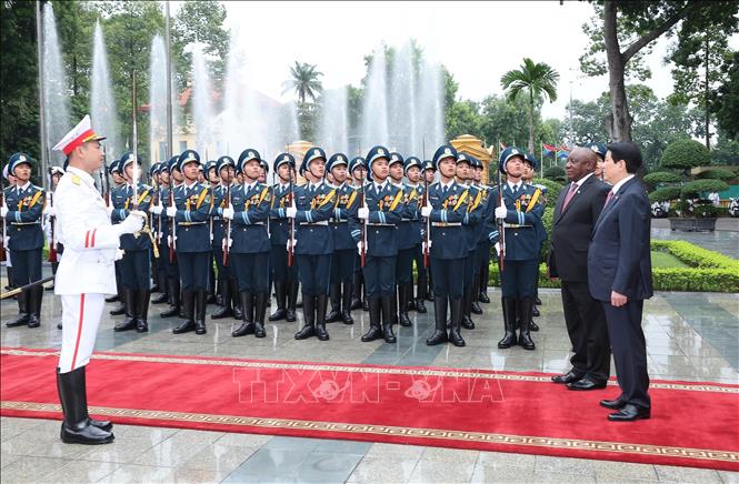 Chủ tịch nước Lương Cường và Tổng thống Nam Phi Matamela Cyril Ramaphosa duyệt Đội danh dự Quân đội nhân dân Việt Nam. Ảnh: Lâm Khánh - TTXVN