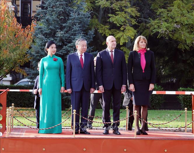 Tổng thống Bulgaria Rumen Radev và Phu nhân chủ trì Lễ đón Tổng Bí thư Tô Lâm và Phu nhân. Ảnh: Thống Nhất – TTXVN