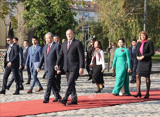 Tổng thống Bulgaria Rumen Radev và Phu nhân chủ trì Lễ đón Tổng Bí thư Tô Lâm và Phu nhân thăm chính thức Bulgaria. Ảnh: Thống Nhất – TTXVN
