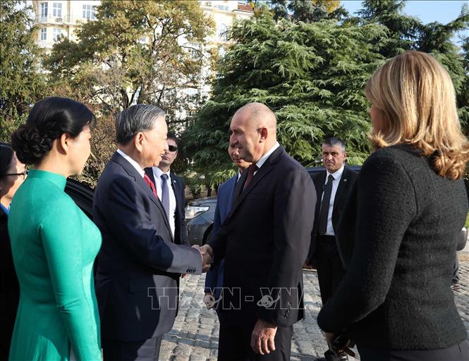 Tổng thống Bulgaria Rumen Radev và Phu nhân chủ trì Lễ đón Tổng Bí thư Tô Lâm và Phu nhân thăm chính thức Bulgaria. Ảnh: Thống Nhất – TTXVN