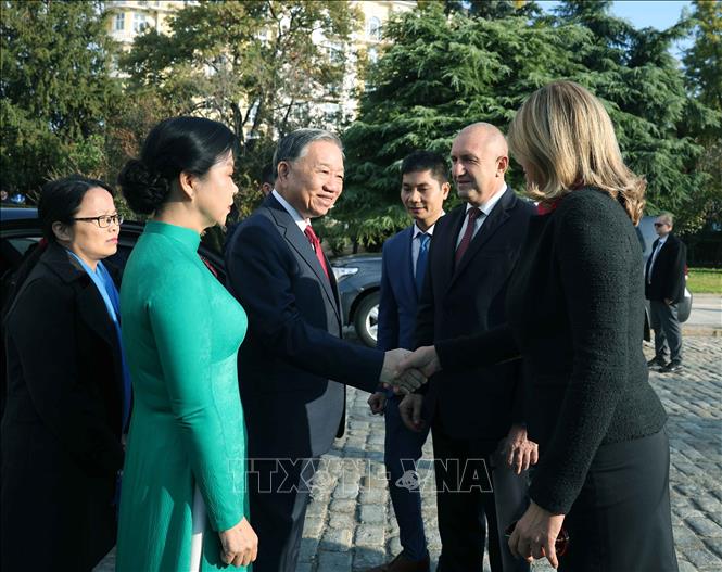 Tổng thống Bulgaria Rumen Radev và Phu nhân chủ trì Lễ đón Tổng Bí thư Tô Lâm và Phu nhân thăm chính thức Bulgaria. Ảnh: Thống Nhất – TTXVN