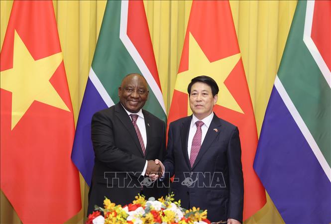 Chủ tịch nước Lương Cường và Tổng thống Nam Phi Matamela Cyril Ramaphosa chụp ảnh chung trước hội đàm. Ảnh: Lâm Khánh - TTXVN