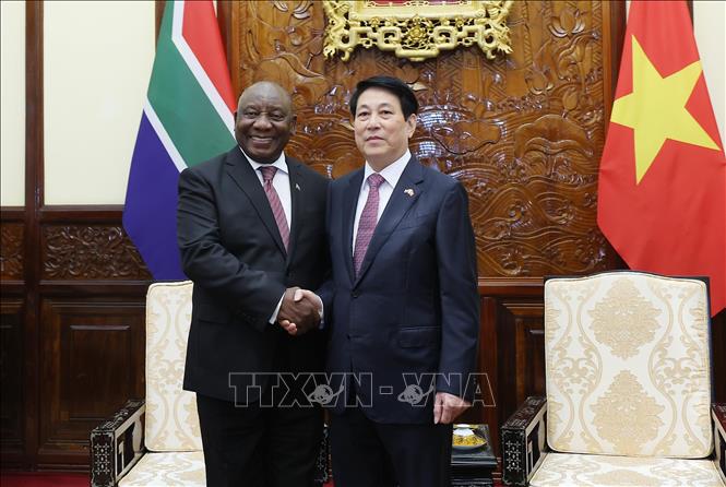 Chủ tịch nước Lương Cường và Tổng thống Nam Phi Matamela Cyril Ramaphosa gặp hẹp. Ảnh: Lâm Khánh – TTXVN