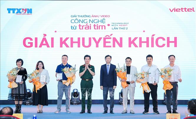 Bí thư Trung ương Đoàn, Chủ tịch Hội Sinh viên Việt Nam Nguyễn Minh Triết và Thượng tá Võ Thanh Hải, Trưởng ban Thương hiệu và Truyền thông của Viettel, Phó Trưởng ban Tổ chức Giải thưởng trao giải Khuyến khích cho các tác giả. Ảnh: Lê Đông - TTXVN