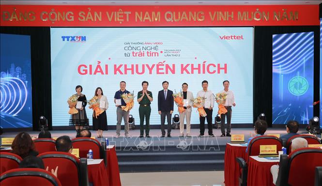 Bí thư Trung ương Đoàn, Chủ tịch Hội Sinh viên Việt Nam Nguyễn Minh Triết và Thượng tá Võ Thanh Hải, Trưởng ban Thương hiệu và Truyền thông của Viettel, Phó Trưởng ban Tổ chức Giải thưởng trao giải Khuyến khích cho các tác giả. Ảnh: Lê Đông - TTXVN