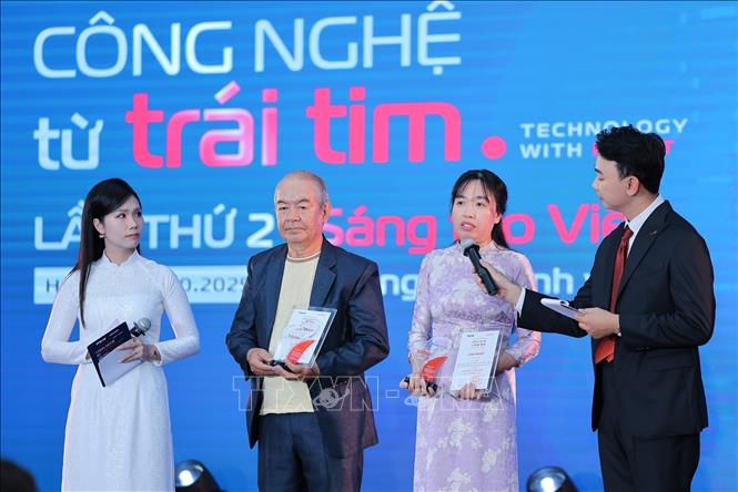 Nhà báo Lục Hương Thu, phóng viên Cơ quan thường trú TTXVN tại Lào Cai, đồng tác giả của tác phẩm video “Học sinh Lào Cai nghiên cứu, phát triển hệ thống cảnh báo khẩn