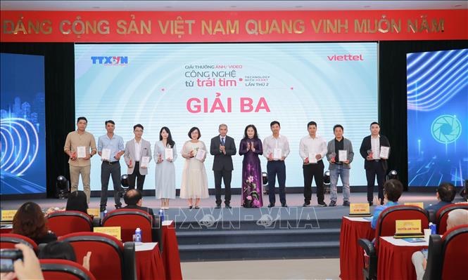 Phó Tổng Giám đốc TTXVN Nguyễn Thị Sự trao giải Ba cho các tác giả. Ảnh: Phan Phương - TTXVN