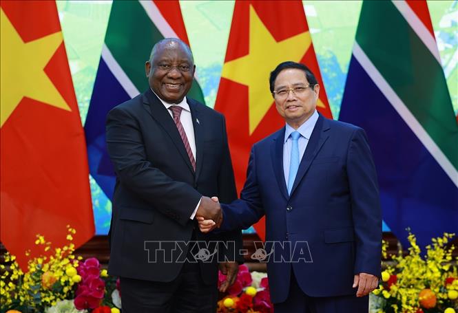 Prime Minister Pham Minh Chinh welcomes President of South Africa Matamela Cyril Ramaphosa. VNA Photo:  Dương Giang
