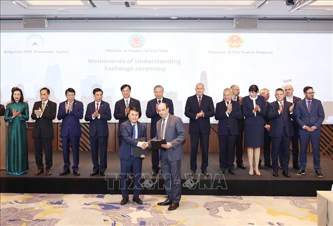 Tổng Bí thư Tô Lâm và Tổng thống Bulgaria Rumen Radev chứng kiến trao Thỏa thuận hợp tác về Công nghệ thông tin và chuyển đổi số giữa Tập đoàn Trí Nam với Tập đoàn Software Group. Ảnh: Thống Nhất – TTXVN