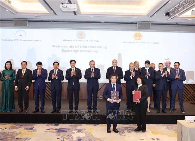 Tổng Bí thư Tô Lâm và Tổng thống Bulgaria Rumen Radev chứng kiến trao Thỏa thuận hợp tác quốc tế toàn diện giữa Đại học Tổng hợp Sofia và Đại học Bách Khoa Hà Nội trong các lĩnh vực trọng điểm: Trí tuệ nhân tạo, học máy, khoa học máy tính. Ảnh: Thống Nhất – TTXVN