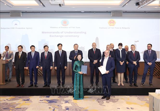 Tổng Bí thư Tô Lâm và Tổng thống Bulgaria Rumen Radev chứng kiến trao Thỏa thuận ghi nhớ về hợp tác chiến lược giáo dục và trao đổi học thuật giữa Trường Đại học Công nghiệp Thành phố Hồ Chí Minh và Đại học Kinh tế Varna. Ảnh: Thống Nhất – TTXVN