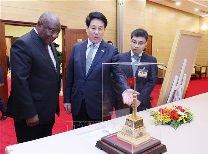 Chủ tịch nước Lương Cường trao tặng phẩm đến Tổng thống Nam Phi Matamela Cyril Ramaphosa. Ảnh: Lâm Khánh – TTXVN