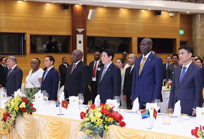 Chủ tịch nước Lương Cường và Tổng thống Nam Phi Matamela Cyril Ramaphosa cùng các đại biểu thực hiện nghi thức chào cờ. Ảnh: Lâm Khánh – TTXVN