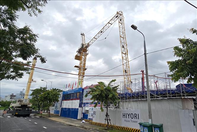 Cần cẩu tháp cao khoảng 30 mét bị gãy trục ngang, đổ xuống công trình. Ảnh: Quốc Dũng - TTXVN