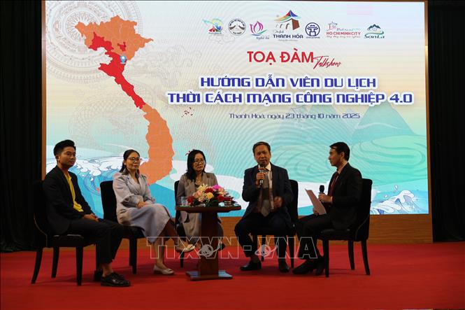 Chương trình được tổ chức theo hình thức takshow, giúp đội ngũ hướng dẫn viên cập nhật tri thức mới, tạo cầu nối giữa doanh nghiệp lữ hành và các chuyên gia công nghệ, từ đó góp phần nâng cao chất lượng sản phẩm du lịch của địa phương. Ảnh: Hoa Mai - TTXVN