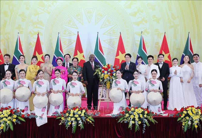 State President Luong Cuong, his South African counterpart Matamela Cyril Ramaphosa and Vietnamese artists at the banquet. VNA Photo: Lâm Khánh