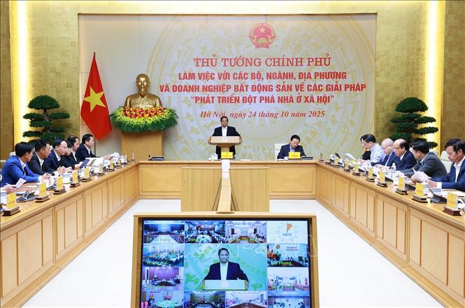Thủ tướng Phạm Minh Chính làm việc về các giải pháp “phát triển đột phá nhà ở xã hội”. Ảnh: Dương Giang - TTXVN