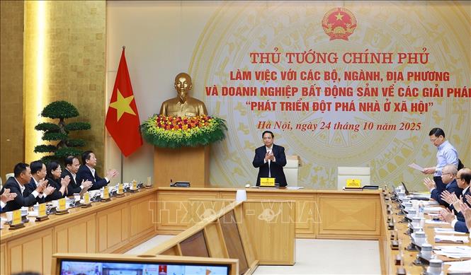 Thủ tướng Phạm Minh Chính làm việc về các giải pháp “phát triển đột phá nhà ở xã hội”. Ảnh: Dương Giang - TTXVN