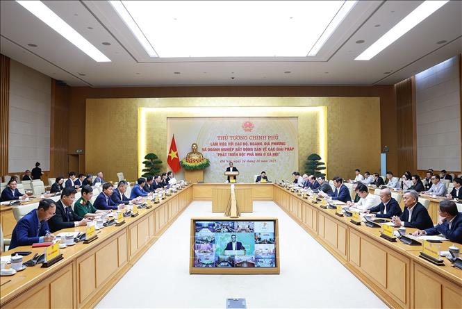 Thủ tướng Phạm Minh Chính làm việc về các giải pháp “phát triển đột phá nhà ở xã hội”. Ảnh: Dương Giang - TTXVN