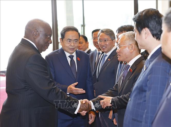 Chủ tịch Quốc hội Trần Thanh Mẫn giới thiệu với Tổng thống Cộng hòa Nam Phi Matamela Cyril Ramaphosa các thành viên đoàn Việt Nam. Ảnh: Doãn Tấn – TTXVN