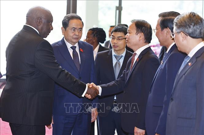 Chủ tịch Quốc hội Trần Thanh Mẫn giới thiệu với Tổng thống Cộng hòa Nam Phi Matamela Cyril Ramaphosa các thành viên đoàn Việt Nam. Ảnh: Doãn Tấn – TTXVN