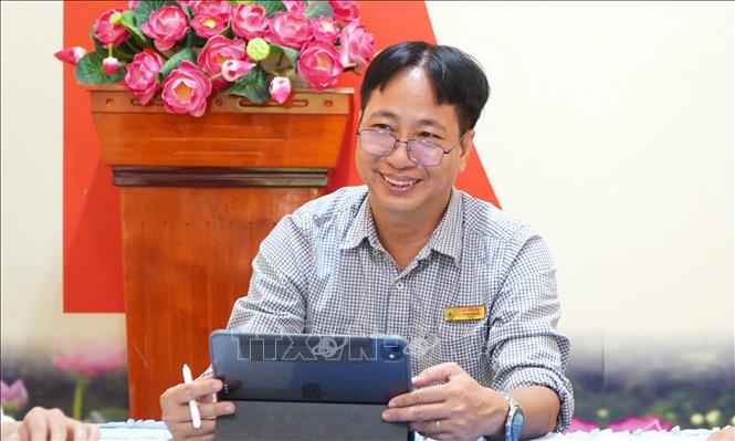 Thầy Lê Văn Sơn, giáo viên trường THPT Lấp Vò 1 vinh dự được phong tặng danh hiệu Nhà giáo ưu tú. Ảnh: Nhựt An - TTXVN